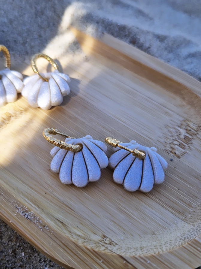 Boucles d'oreilles coquillage nacrées blanches par l'Atelier d'Amandine