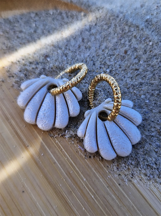 Boucles d'oreilles coquillage nacrées blanches par l'Atelier d'Amandine