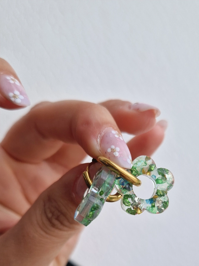 Boucles d'oreilles fleurs cristaux verts par l'Atelier d'Amandine