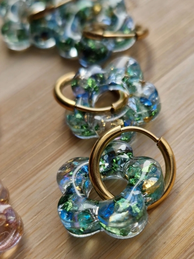 Boucles d'oreilles fleurs cristaux verts par l'Atelier d'Amandine