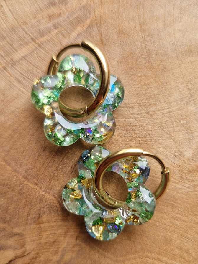 Boucles d'oreilles fleurs cristaux verts par l'Atelier d'Amandine