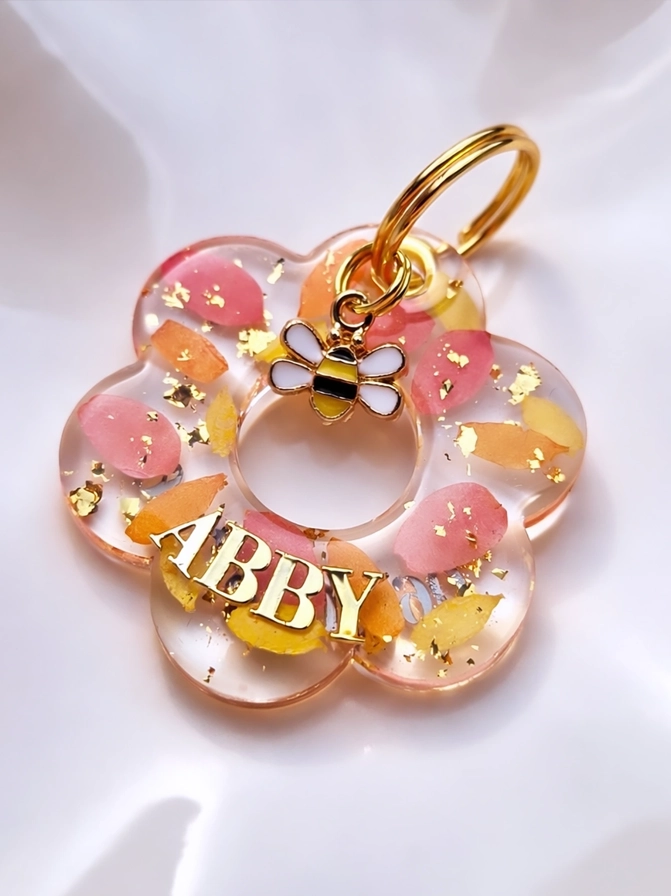 Médaille fleur pour animaux en résine epoxy par l'Atelier d'Amandine