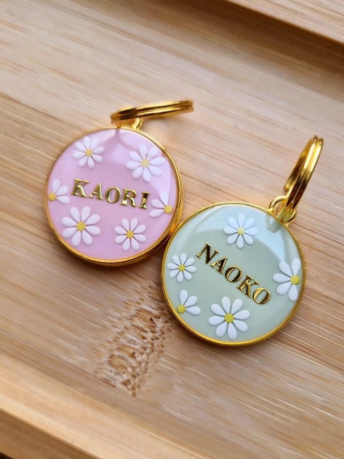 Médaille ronde motif fleur pour animaux en résine epoxy par l'Atelier d'Amandine