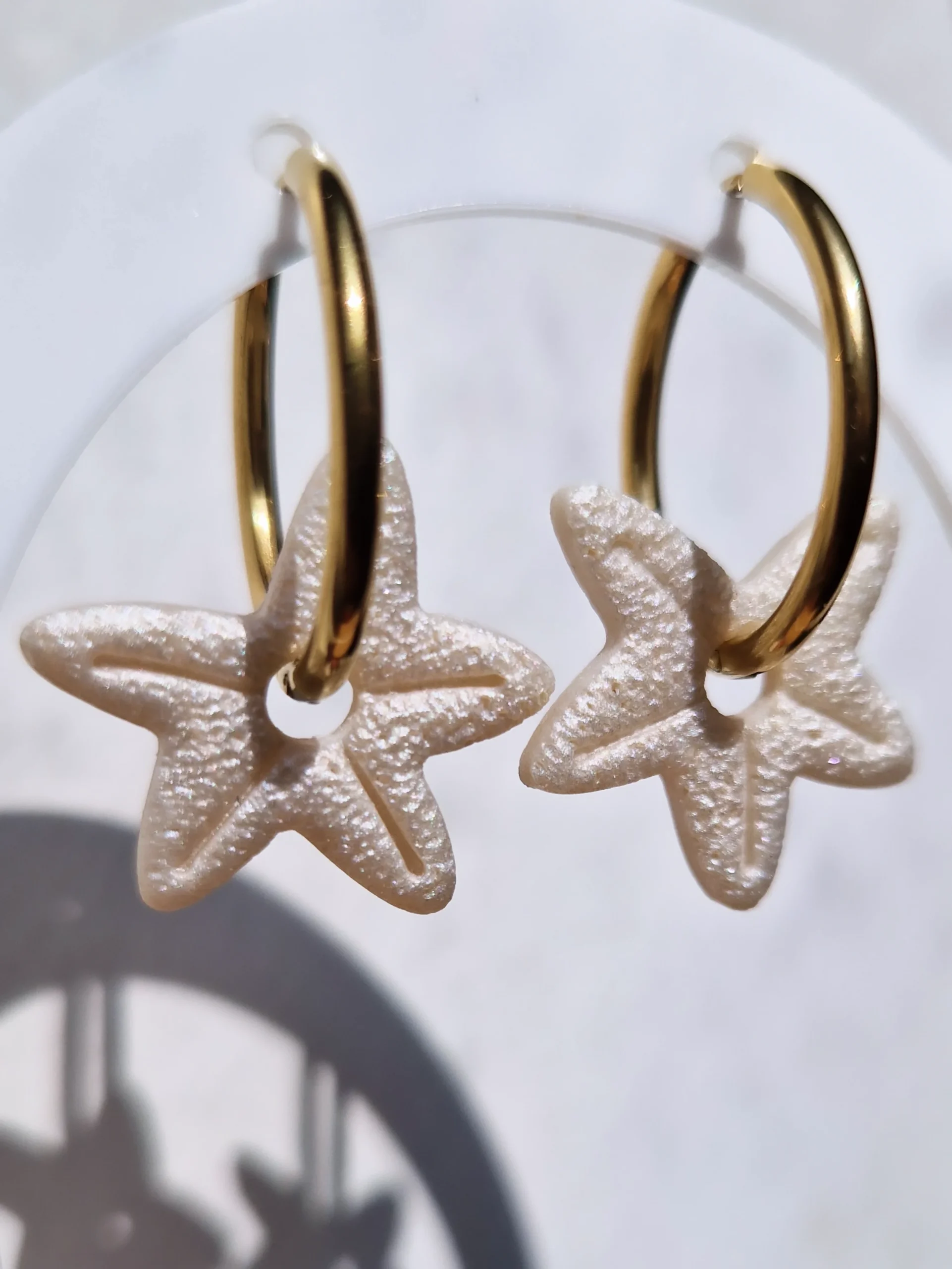 boucles d'oreilles étoile de mer nacrées blanches par l'atelier d'Amandine