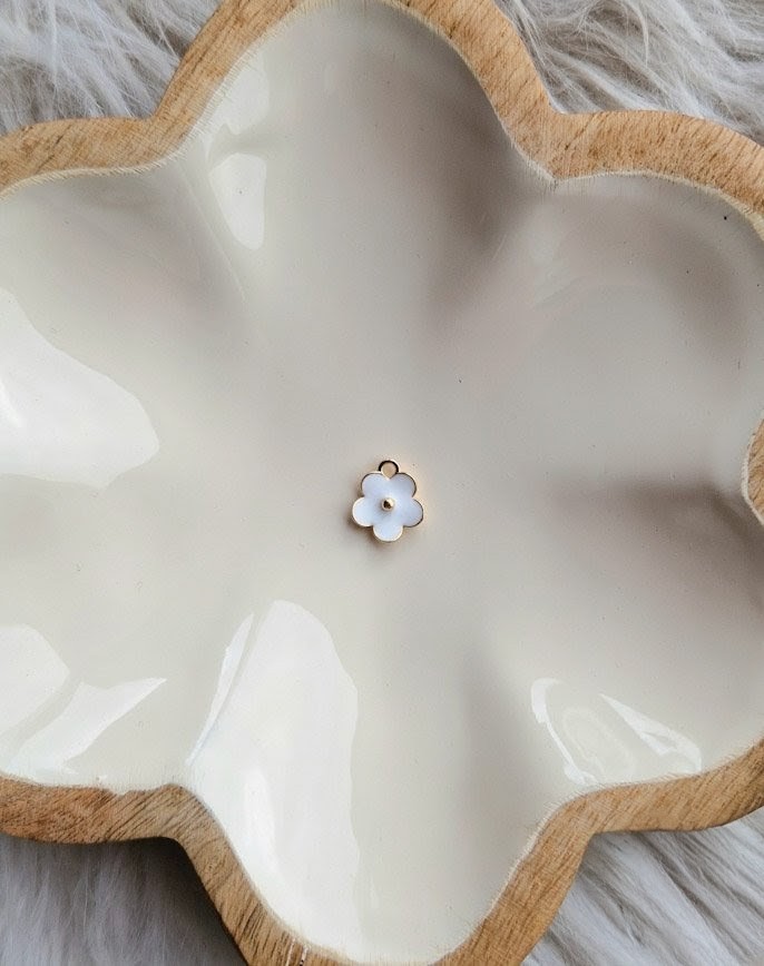 Charms fleur blanche à ajouter aux médailles pour animaux par l'Atelier d'Amandine