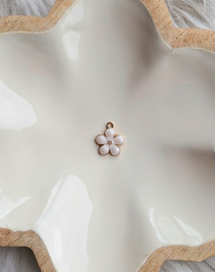 Charms fleur de cerisier blanche à ajouter aux médailles pour animaux par l'Atelier d'Amandine