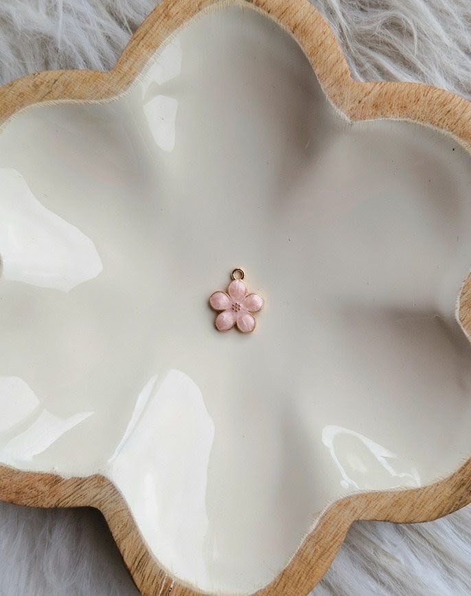 Charms fleur de cerisier rose à ajouter aux médailles pour animaux par l'Atelier d'Amandine