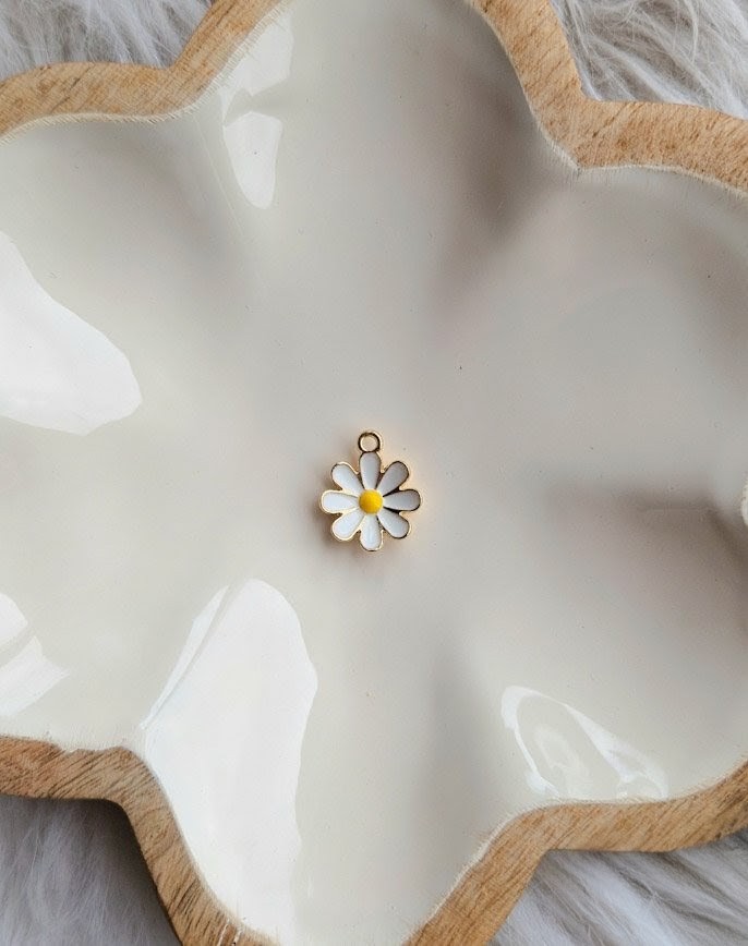 Charms marguerite courbée à ajouter aux médailles pour animaux par l'Atelier d'Amandine