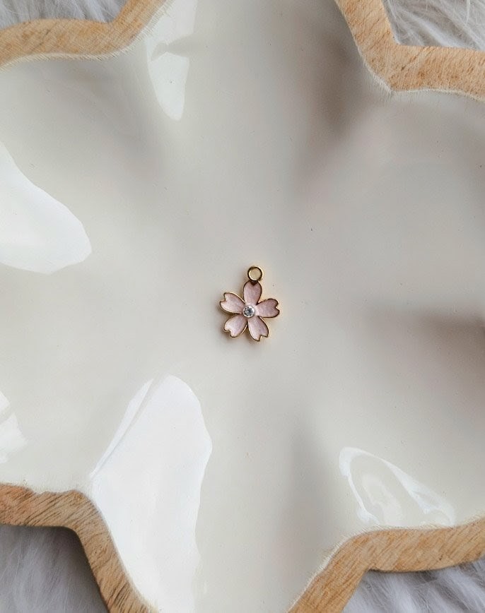 Charms fleur de sakura à ajouter aux médailles pour animaux par l'Atelier d'Amandine