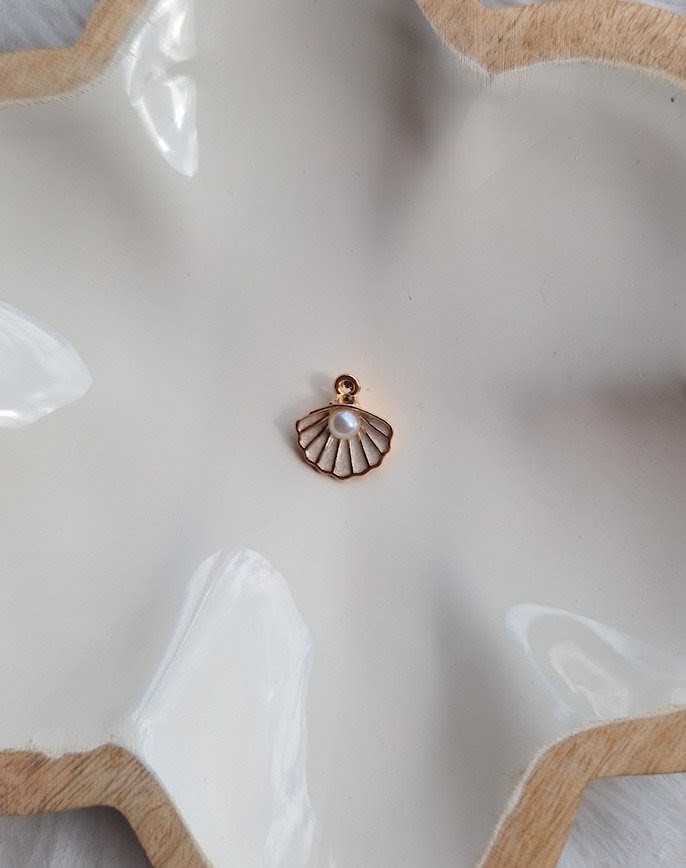 Charms coquillage blanc nacré à ajouter aux médailles pour animaux par l'Atelier d'Amandine