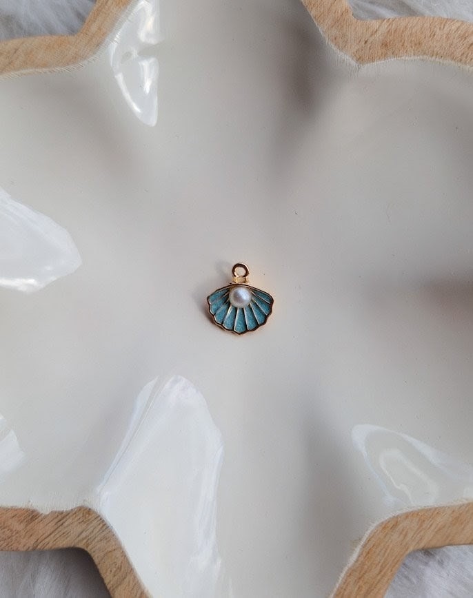 Charms coquillage bleu à ajouter aux médailles pour animaux par l'Atelier d'Amandine