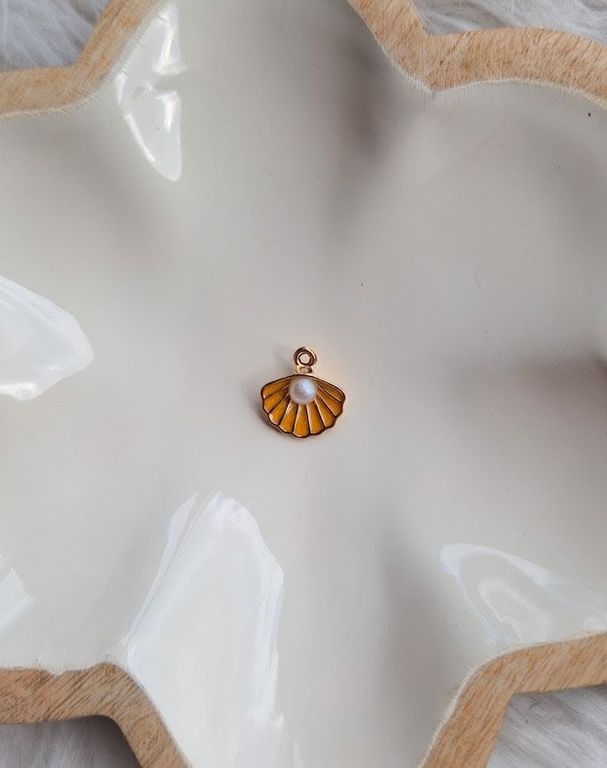 Charms coquillage orange à ajouter aux médailles pour animaux par l'Atelier d'Amandine