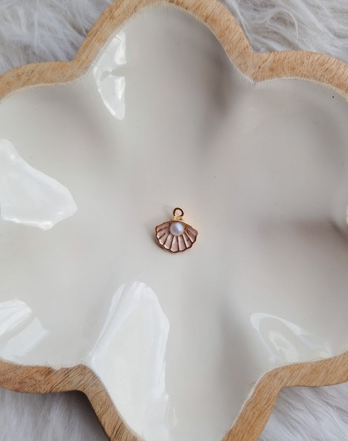 Charms coquillage rose à ajouter aux médailles pour animaux par l'Atelier d'Amandine