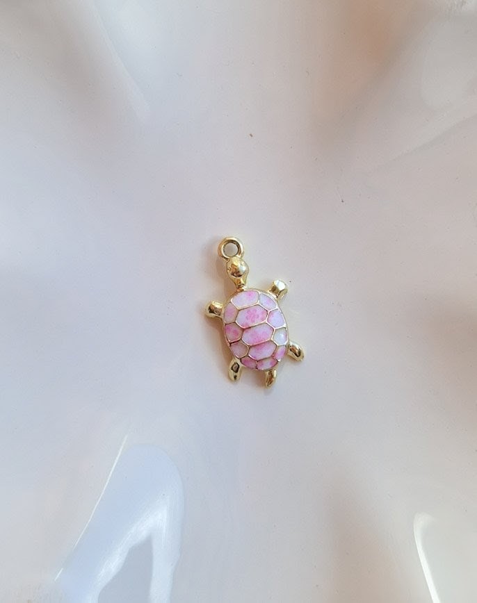 Charms tortue rose à ajouter aux médailles pour animaux par l'Atelier d'Amandine