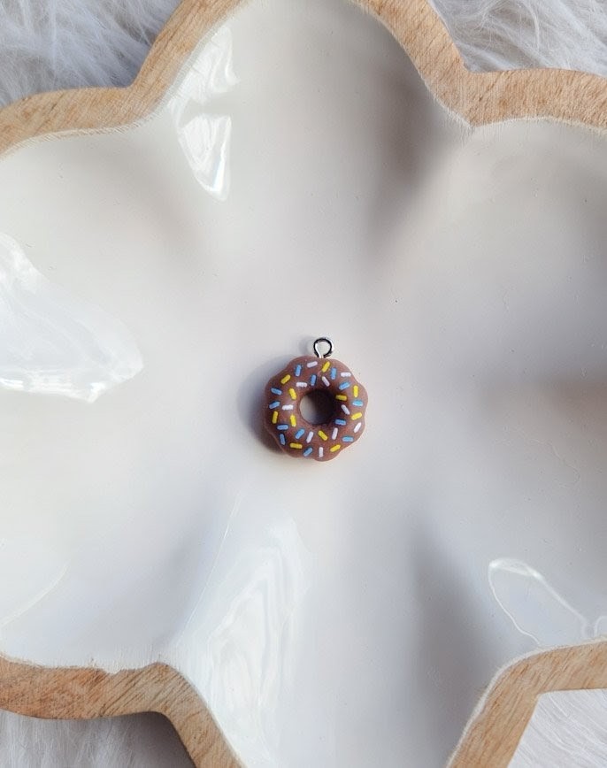 Charms donuts marron à ajouter aux médailles pour animaux par l'Atelier d'Amandine