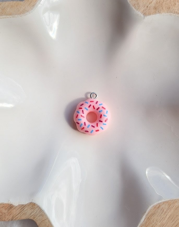 Charms donuts rose à ajouter aux médailles pour animaux par l'Atelier d'Amandine