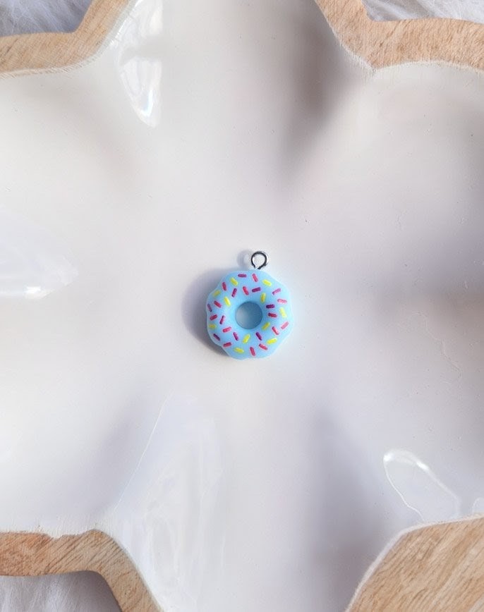 Charms donuts bleu à ajouter aux médailles pour animaux par l'Atelier d'Amandine