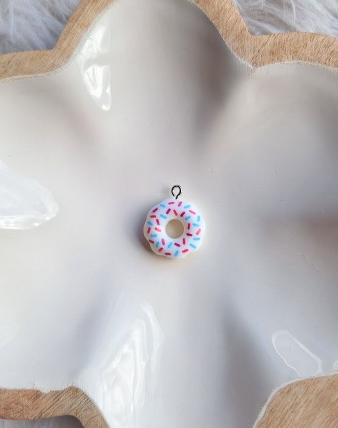 Charms donuts blanc à ajouter aux médailles pour animaux par l'Atelier d'Amandine