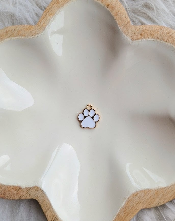 Charms pattoune blanche à ajouter aux médailles pour animaux par l'Atelier d'Amandine