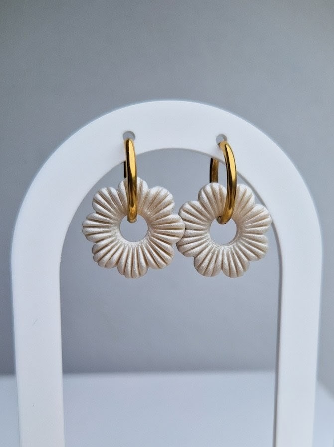 boucle-doreilles-fleurs-nacrees-blanches